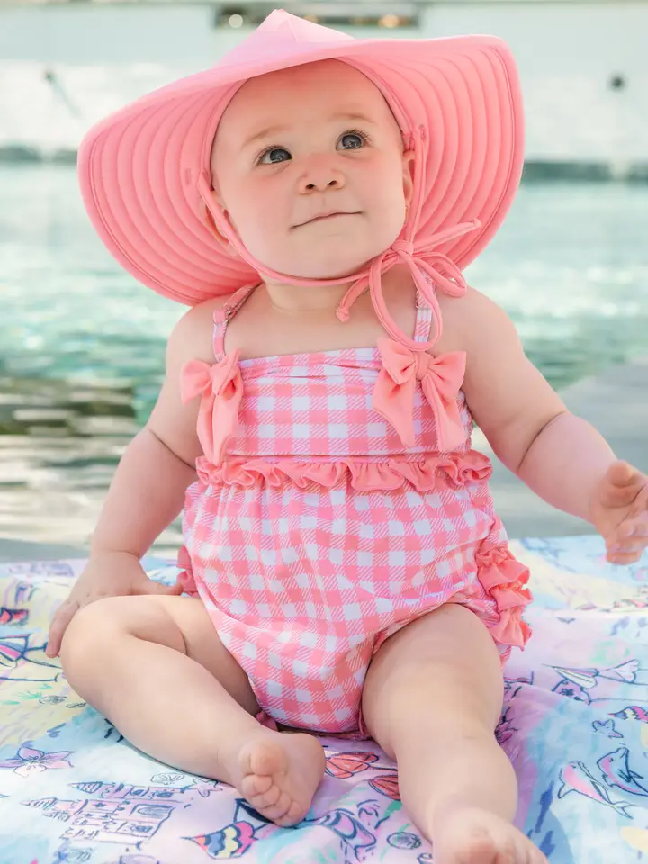 Costume intero per neonata in vichy rosa bubblegum con fiocco, romper a bolle e ruches posteriori distintive - immagine 4