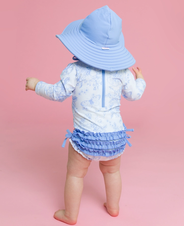 Costume intero rash guard a manica lunga per bambina, colore pervinca, fantasia giardino di farfalle, con i caratteristici volant sul retro - immagine 2