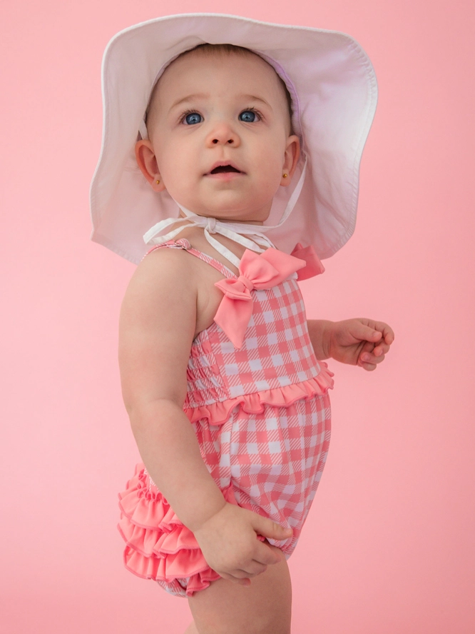 Costume intero per neonata in vichy rosa bubblegum con fiocco, romper a bolle e ruches posteriori distintive - immagine 3