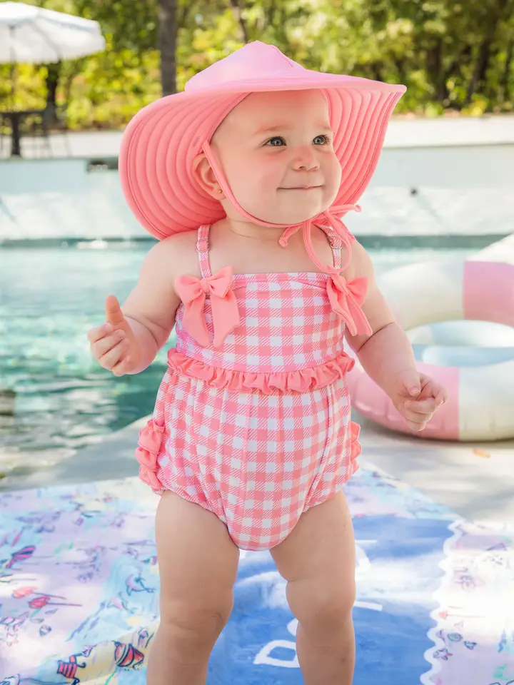 Costume intero per neonata in vichy rosa bubblegum con fiocco, romper a bolle e ruches posteriori distintive